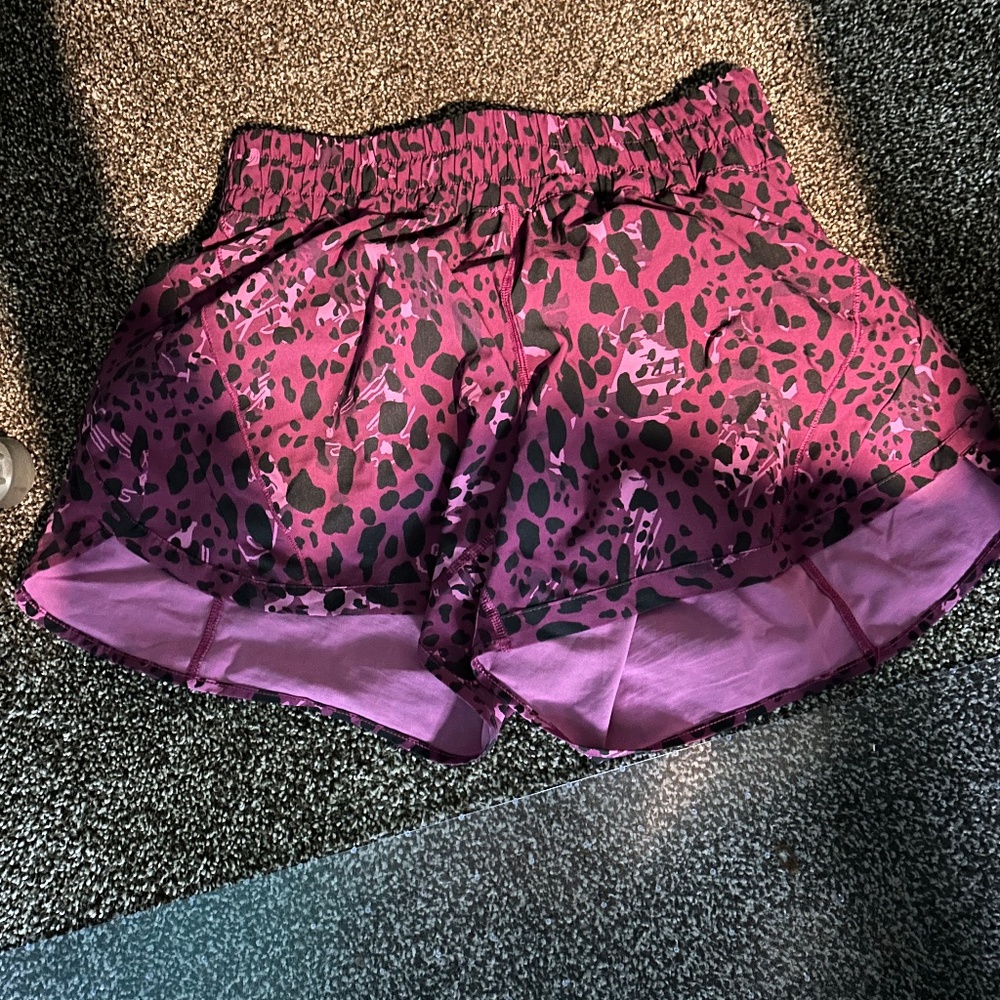 Lululemon Track that short midrise 5” inseam size 8
